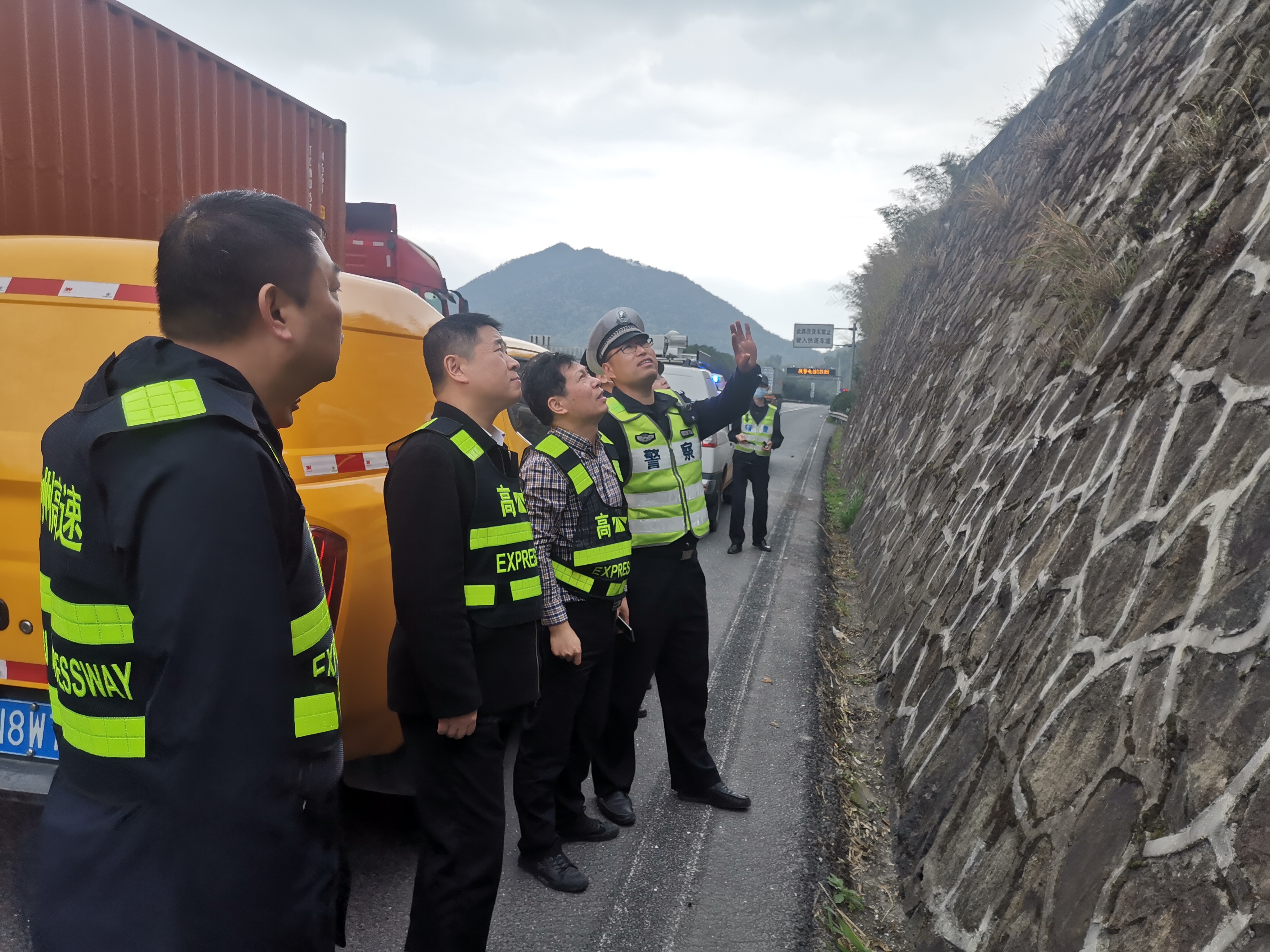 1617757804278484.jpg 圖為對(duì)高邊坡進(jìn)行檢查楊金梁攝.jpg