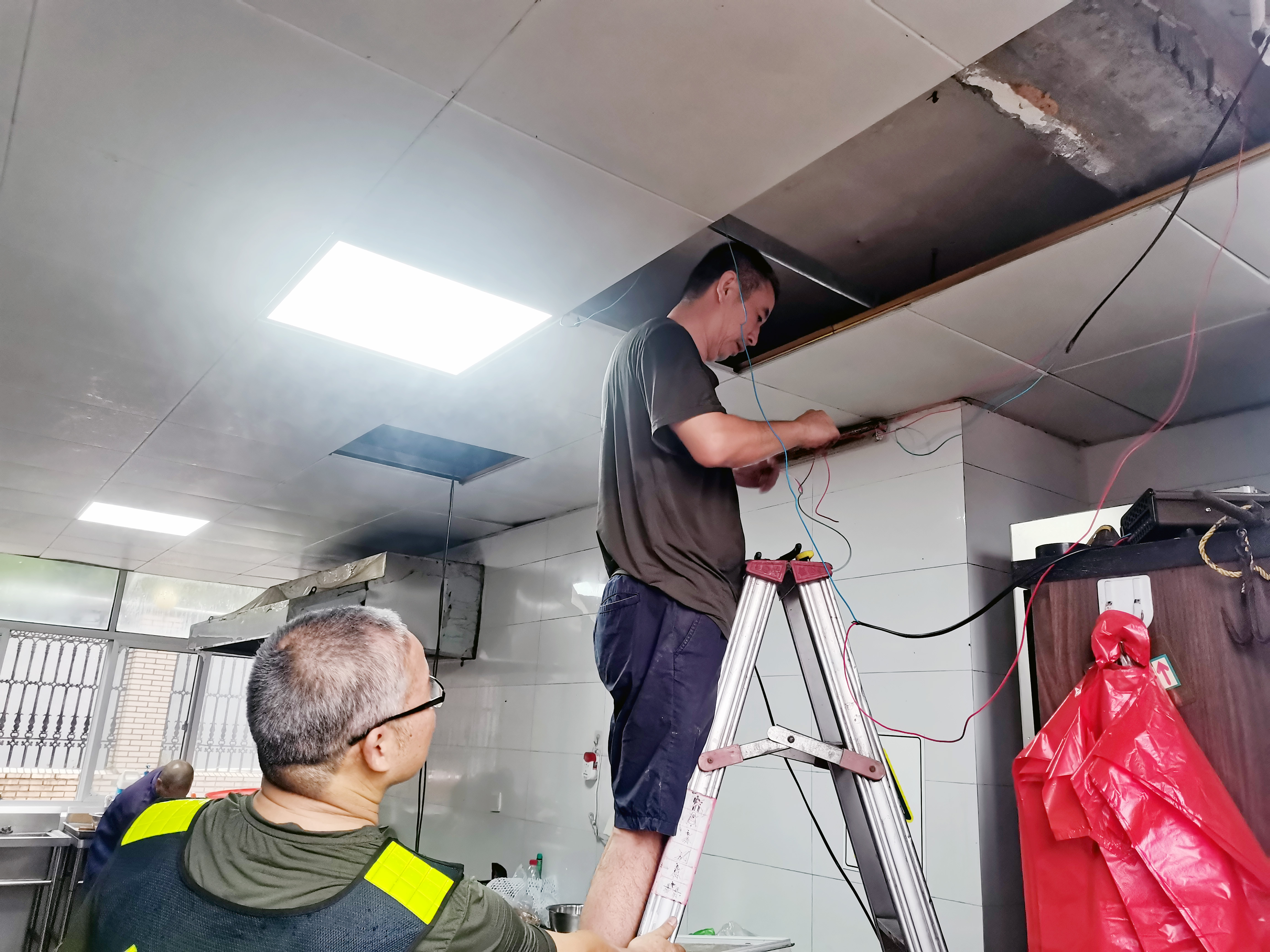 1663557701539153.jpg 圖為安裝人員對內(nèi)外報警器接線.jpg