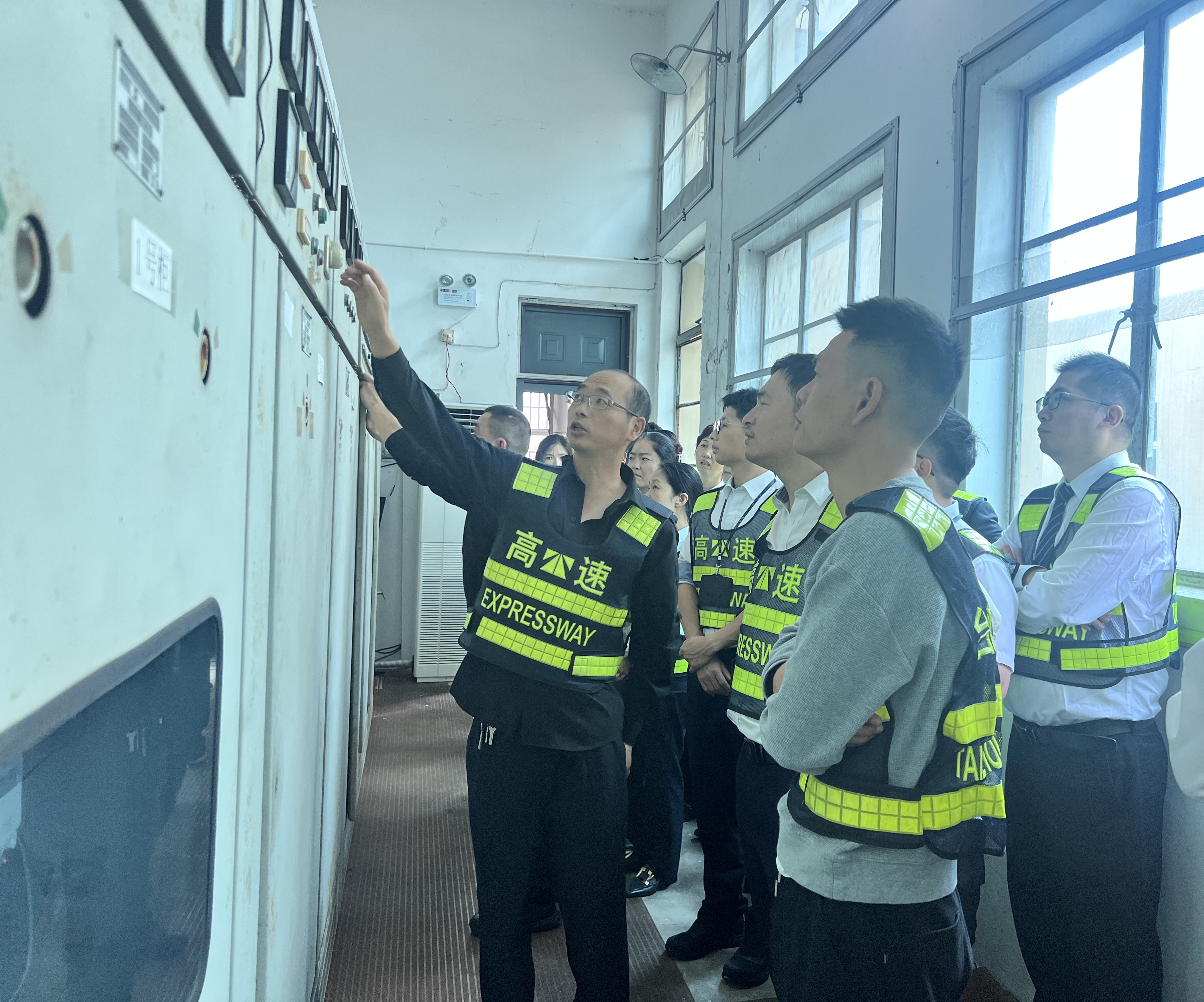 1698719751251210.jpg 配電房講解停電操作--袁莉攝..jpg