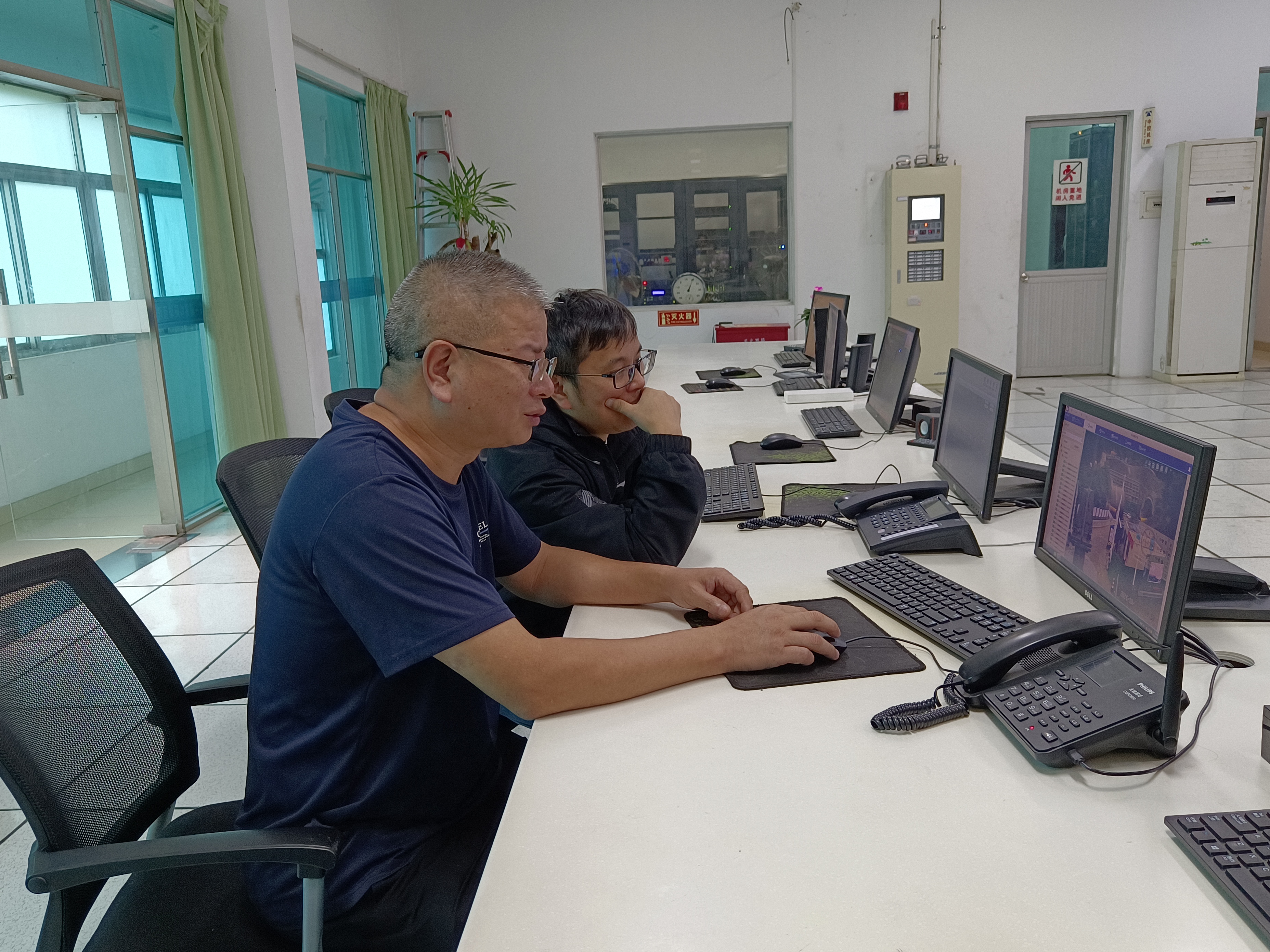 1730448549259727.jpeg 2024.10.31審核人員在中控現(xiàn)場 陳智慧攝.jpeg